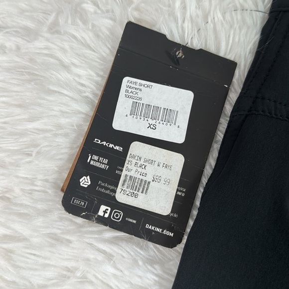 Dakine Black Water Resistant Faye Shorts NWT - Picture 9 of 12